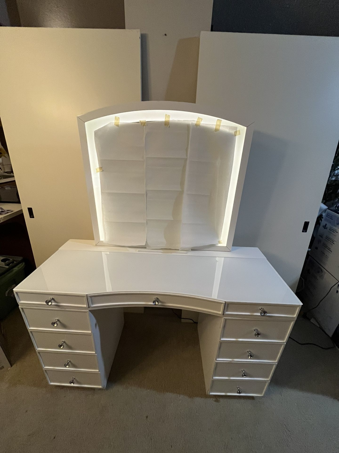 New Tresanti Heidi Double Pedestal Vanity Table with Adjustable LED Lighted Mirror. See description.