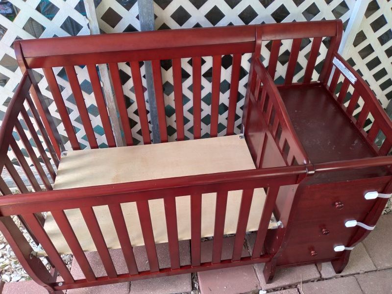 Crib/changing table