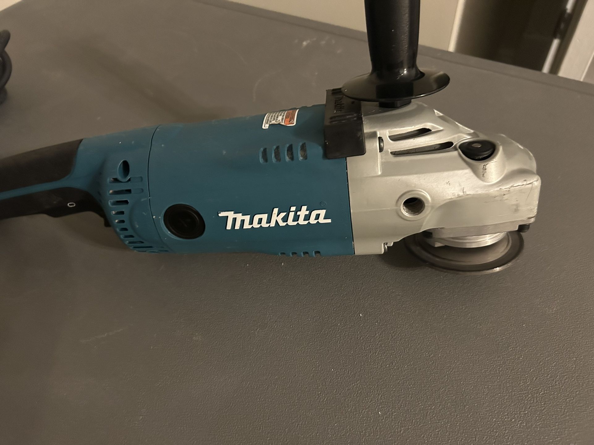 Makita GA7021 7” Angle Grinder – 15 Amp – Works Great (Missing Guard)