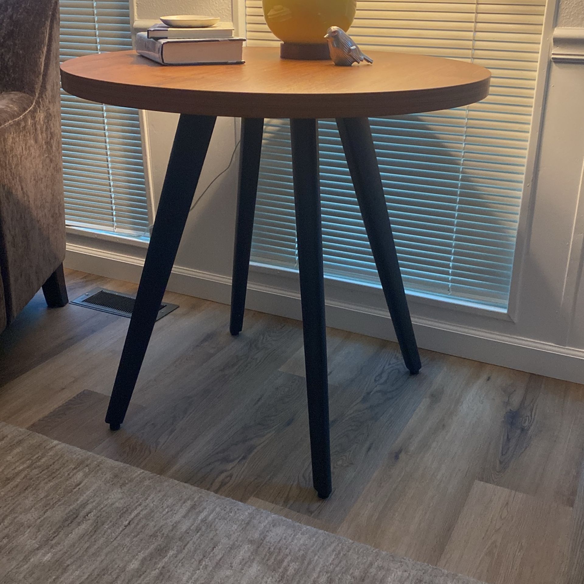 Mid Century Modern 31.5” Round Dining/Side Table. New