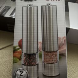 Salt & Pepper mill set- New!