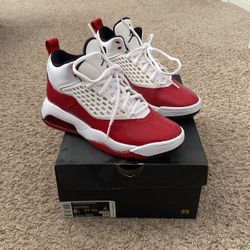 Jordan Maxin 200 size 6 Youth