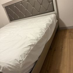 King bedroom set with dresser & mirror