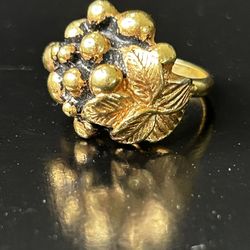 Vintage Sarah Coventry Size 7.5 Adjustable Ring Gold Tone Black Leaves Berries 1973