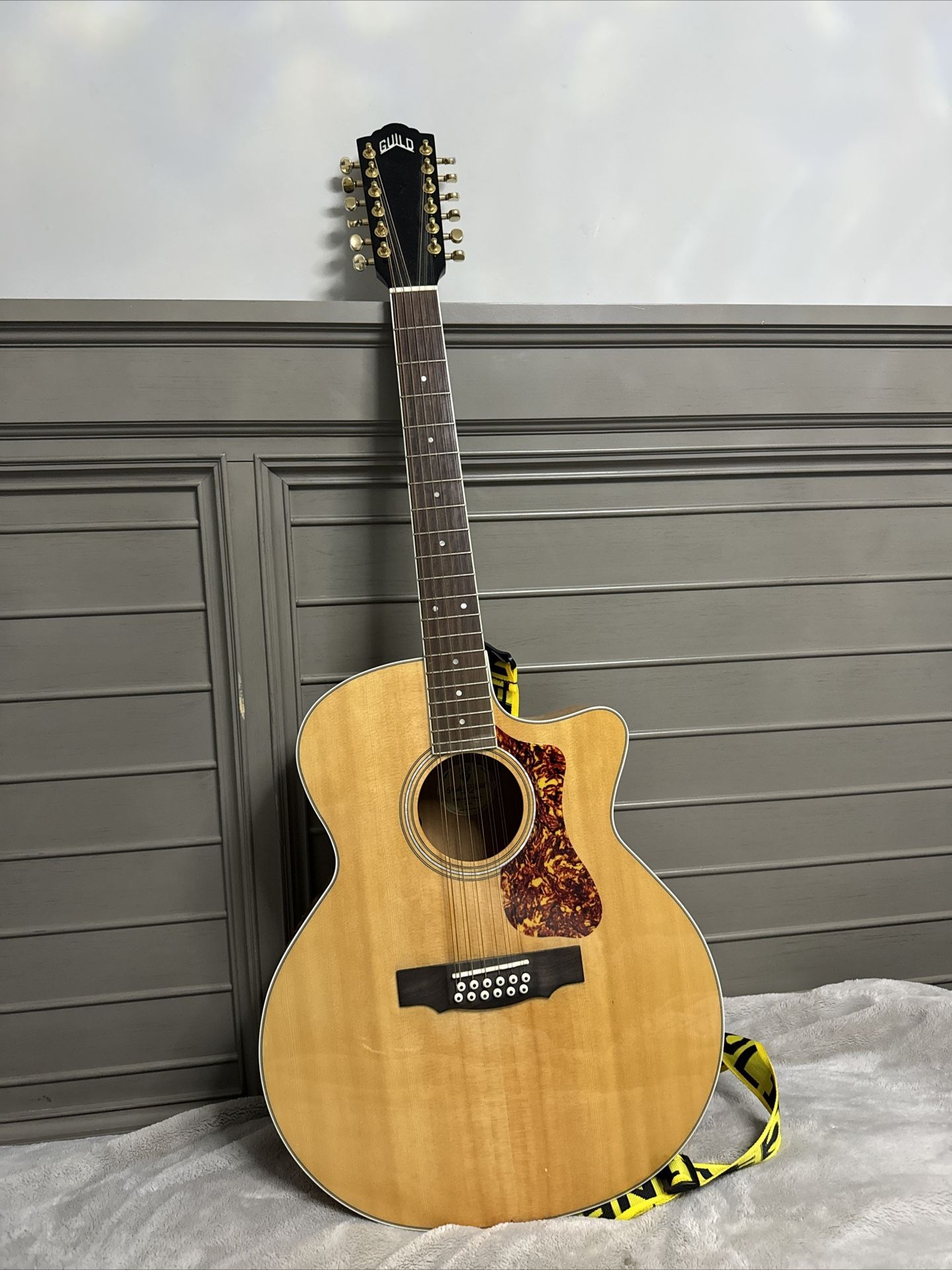 Guild F-2512CE Deluxe 12-String Cutaway Jumbo Acoustic-Electric Guitar Blonde