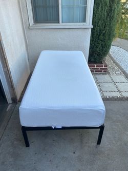 PLATAFORMA DE METAL ALTA TWIN SZ CON COLCHÓN MEMORY FOAM GEL 12” USADA COLO NUEVA 👍🏼