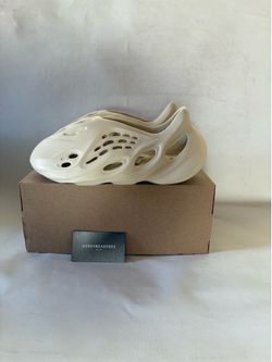 NEW Yeezy foam rnnr sand size 9