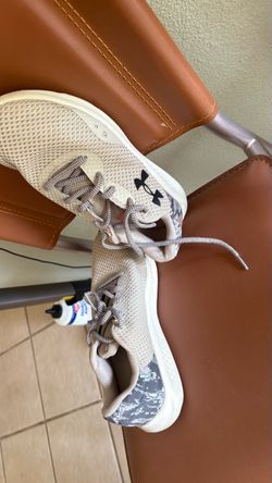 Under armor sneakers. Size: 7