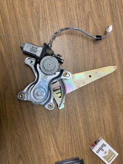01 to 05 Lexus is300 passenger side rear door window regulator w/motor