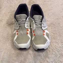 Women’s On Cloud Shoes Size 7