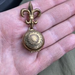 Adolph Katz 1948 Coro Pegasus Pat Pend 4 Photo Locket Brooch Pin Gold Tone Lisa 