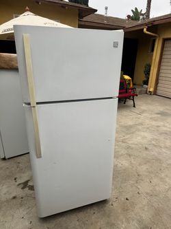 Kenmore Fridge / Refrigerator Apartment Size