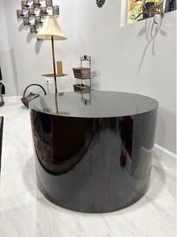 Round black table