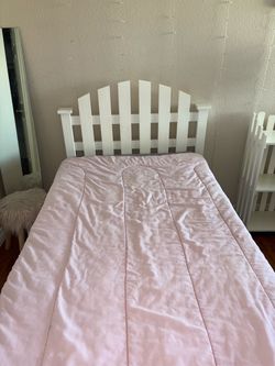 2 white twin beds