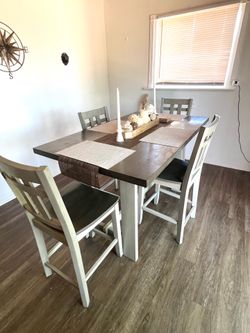 Rectangle Dining Table w 4 Chairs