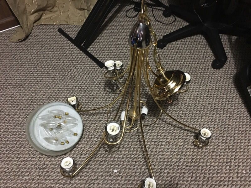 This beautiful chandelier with 11 light bulb for sale