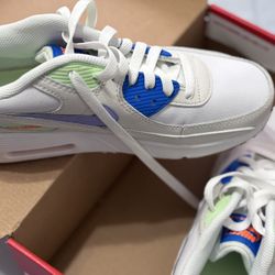 Brand New Nike air maxes Muiltcolor. 