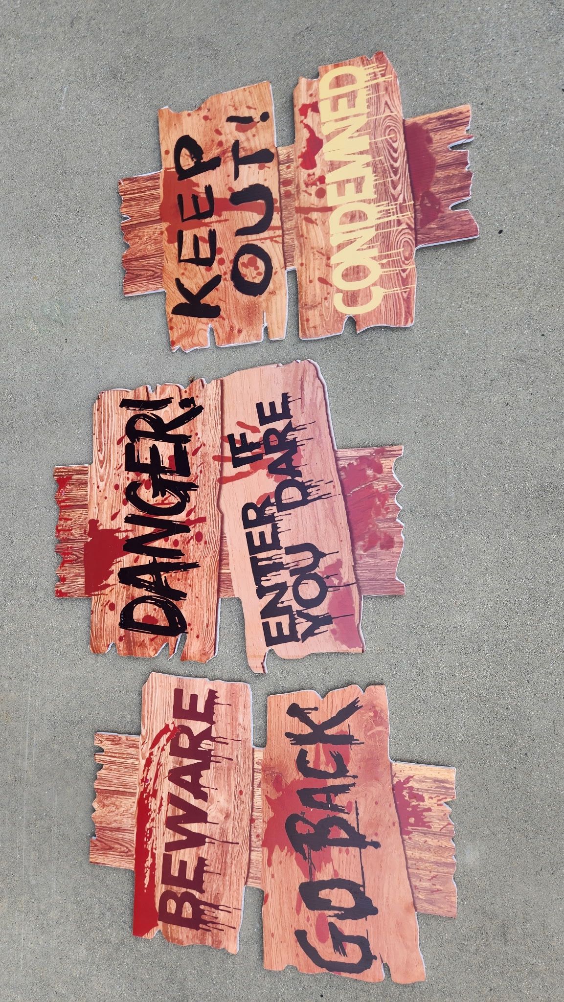 Halloween Scary Signs: 3 plastic signs 15 x 11
