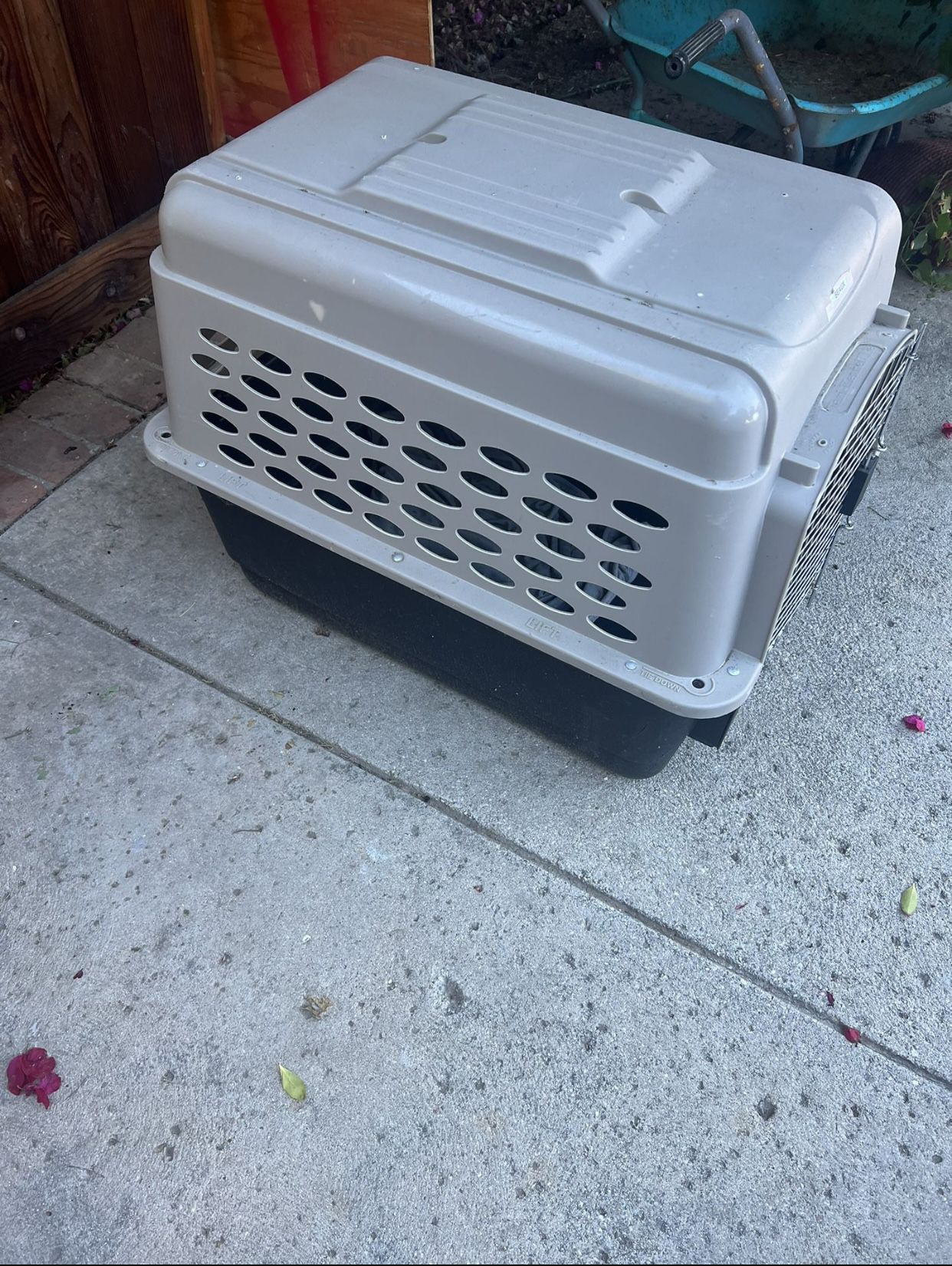 Medium Size Dog Crate For Dogs Up To 50 Lbs. Good Condition.