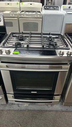30”in wide slide inn duall fuel Electrolux range use like new