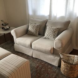 Loveseat w/4 Pillows