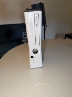 Xbox 360 Slim (Arctic Chill) w/ 320 GB Hard drive, Chords, and Controller