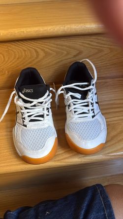 Athletic shoes