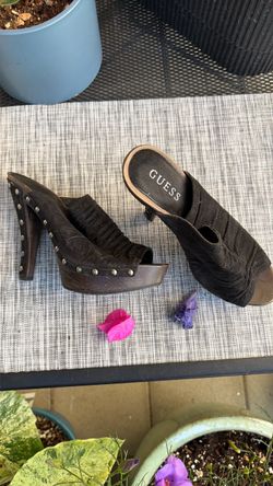 GUESS 7.5 shoes