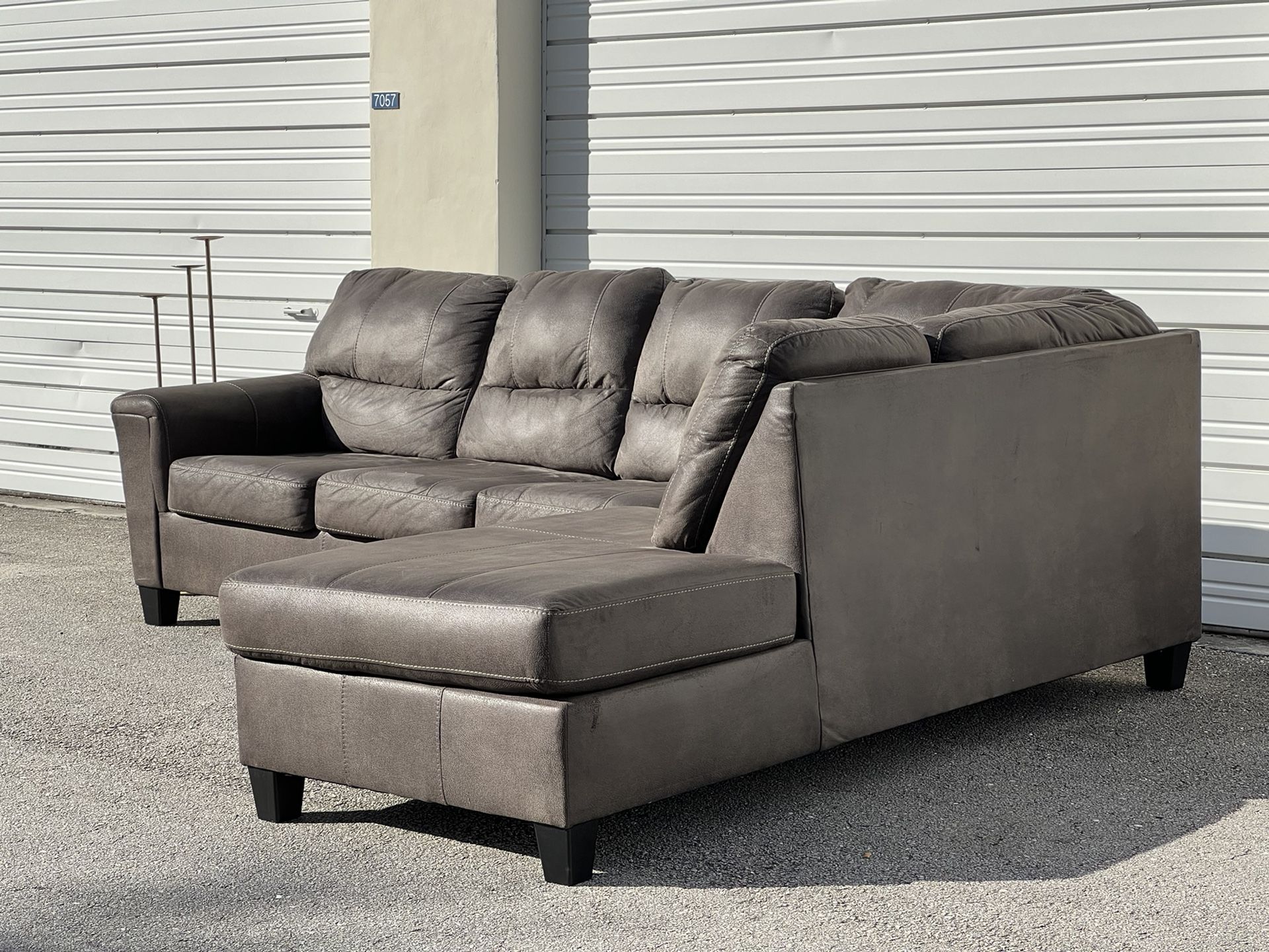 MODERN GRAY SECTIONAL LSHAPE COUCH SOFA IN EXCELLENT CONDITION LIKE