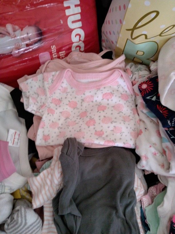 bag of baby girl clothing/diapers size 1