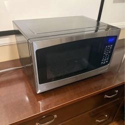New Insignia 0.9 Cu. Ft. Compact Microwave Special Very Low Price