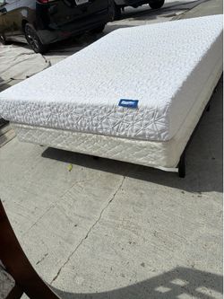 BEAUTIFUL FULL BED MEMORY FOAM MATTRESS CLEAN