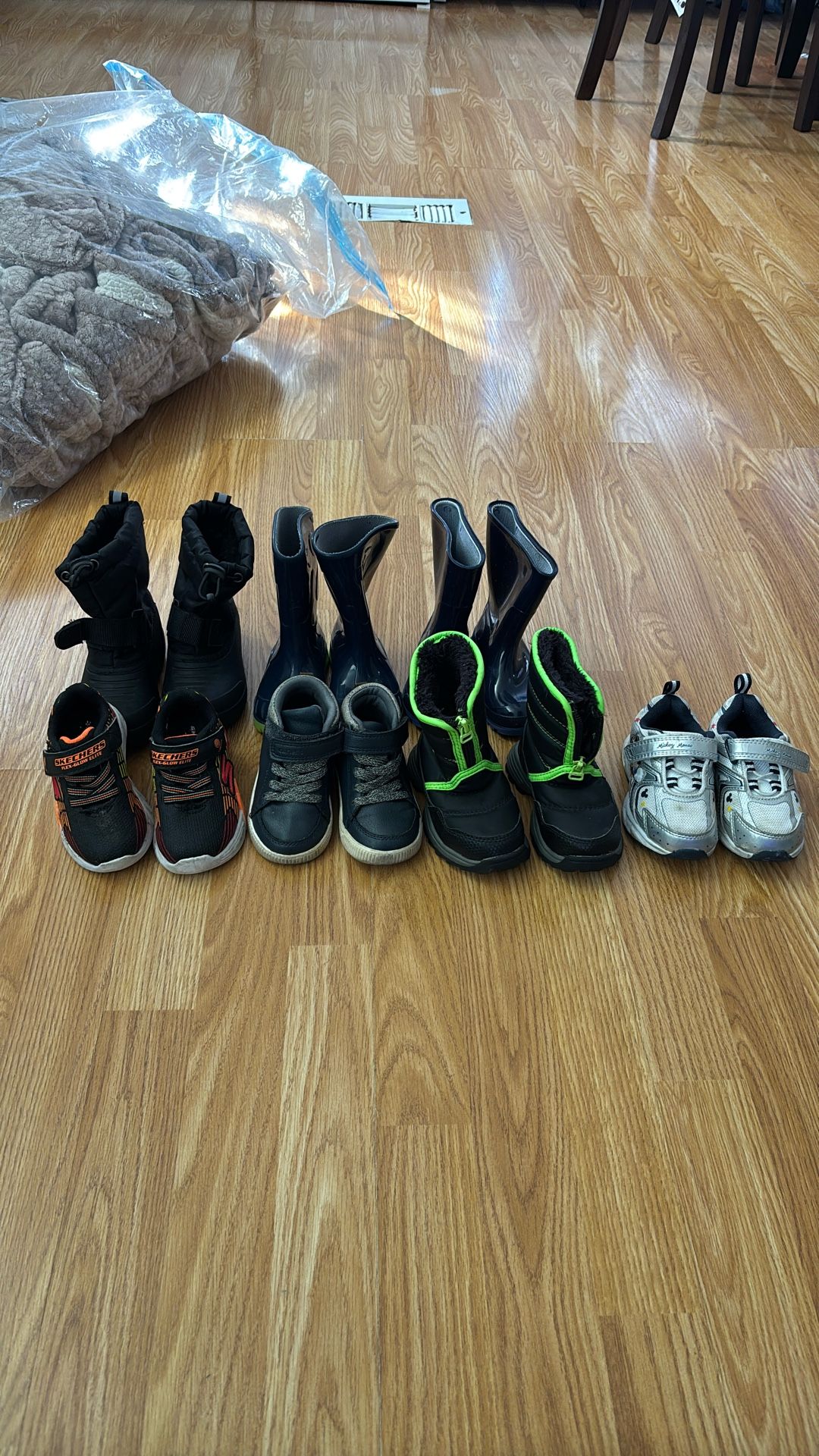 Toddlers Size 6 Boots And Sneakers π