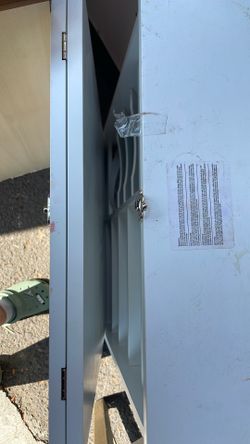 Desk With Shelve Pull Out ! Use One Time Just Needs Cleaning 