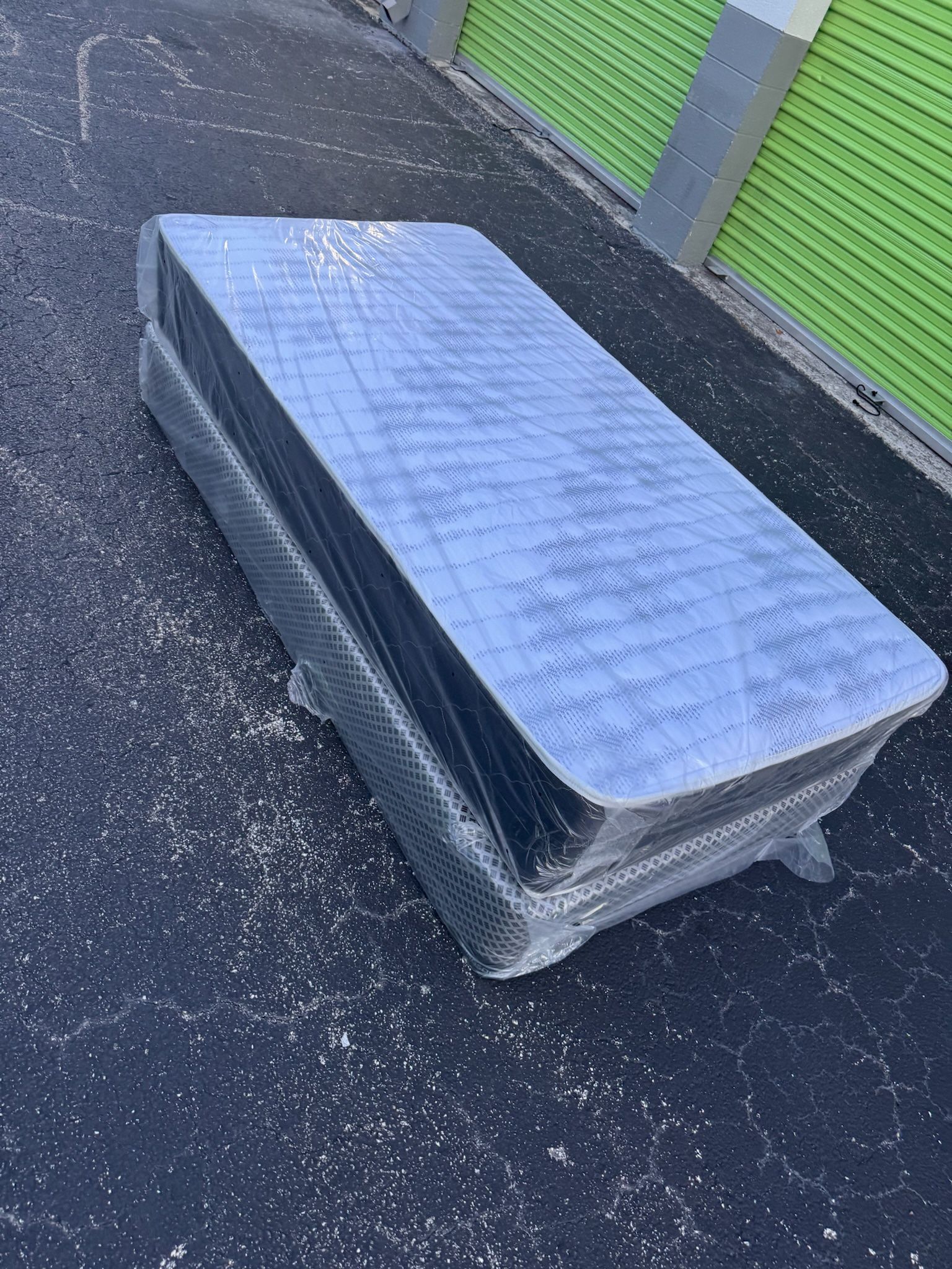 Twin mattress and box spring set (2pc - new) 