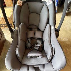 Nuna pipa lite w/ base