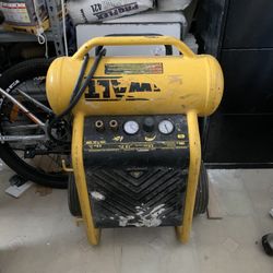 Delwalt Compressor D55146 200 PSi 4.5 Galone