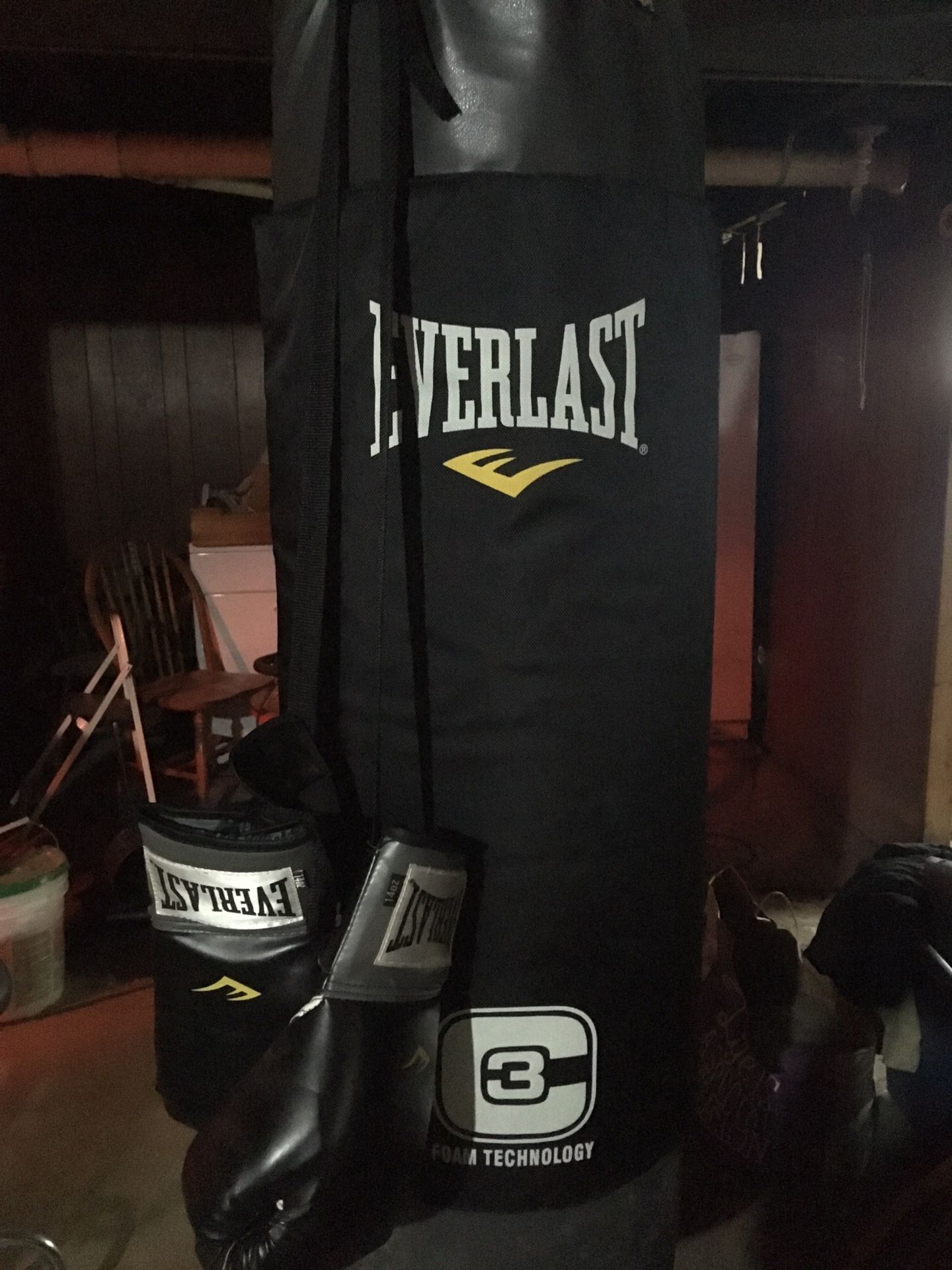 Everlast 100-pound Heavy Bag, Boxing Gloves, Hand wraps, & Chain attachment