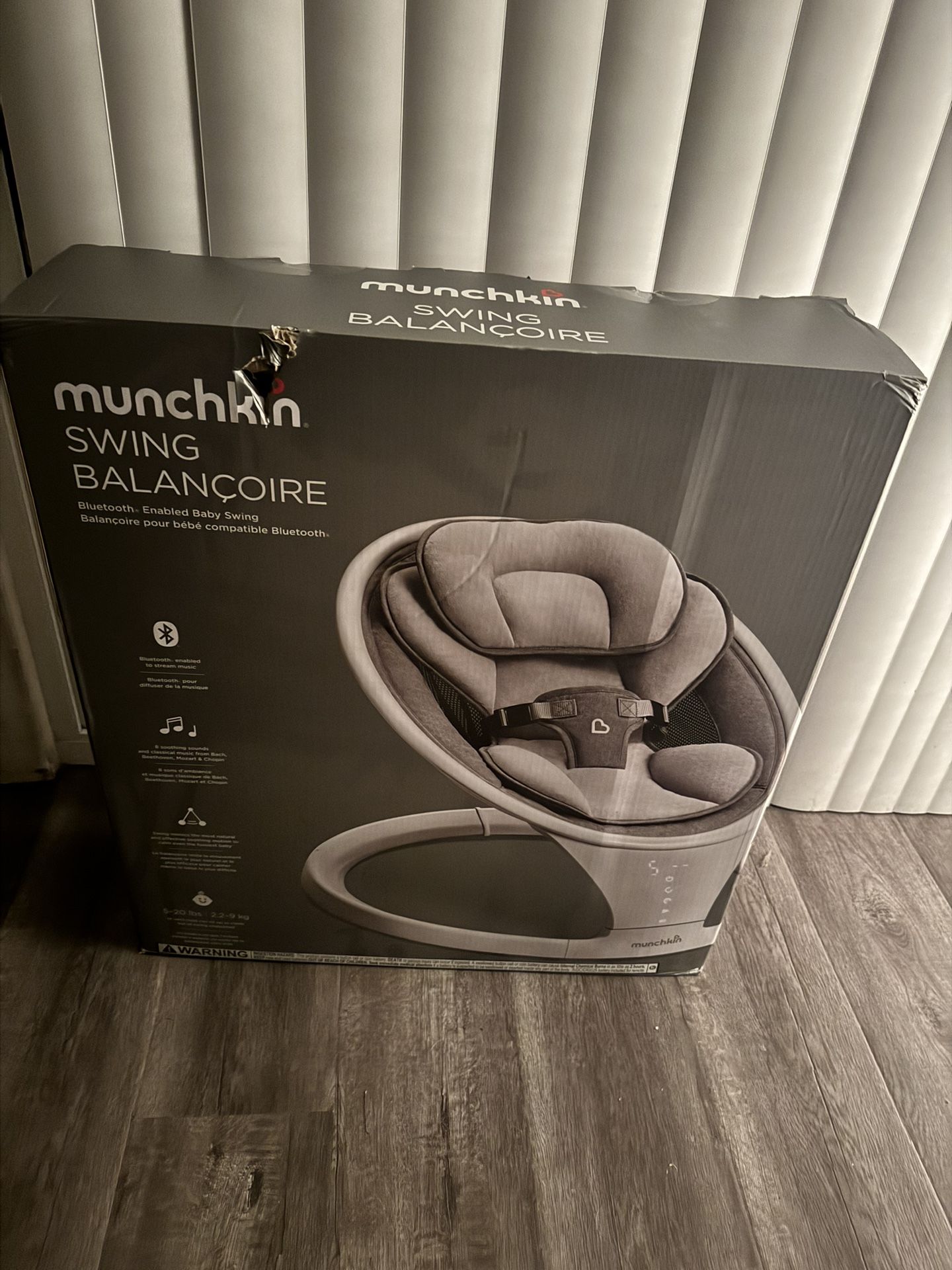 Munchkin Baby Swing Portable and Lightweight Bluetooth Enabled with Natural Sway in 5 Ranges of Motion Grey/White