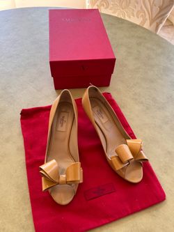 Valentino Garavani Nude Patent Bow Heels 8.5 + Box