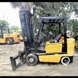 FORKLIFT YALE GDP100 LPG 9,000 LBS 