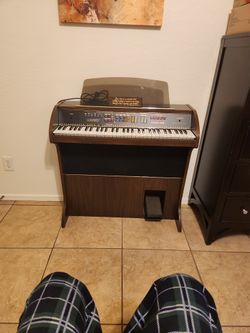 Lowry  Adventurer Organ