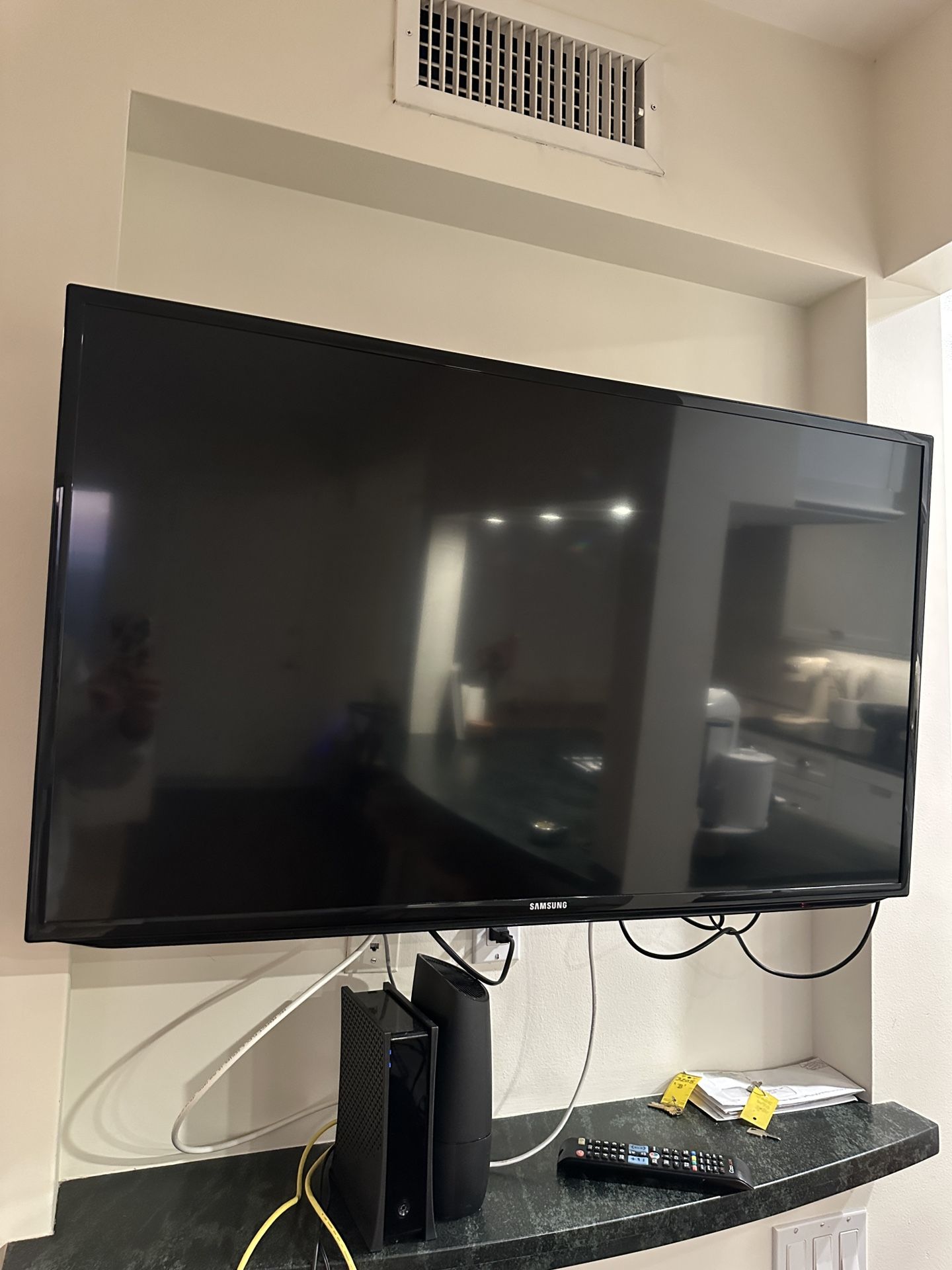 Samsung 46" Smart TV + Wall Mount + Apple TV Accessories