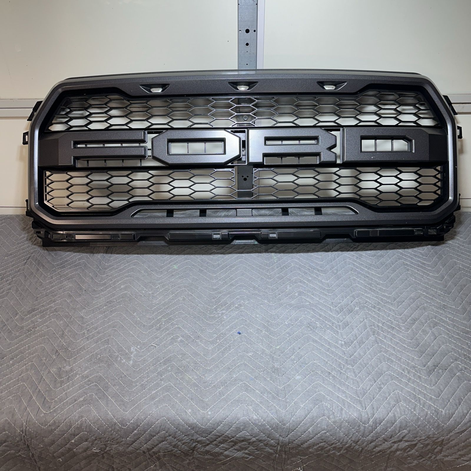 🌟Nice OEM 2017-2020 Ford F-150 SVT RAPTOR Front Grille With Lights HL3Z-8200-BC