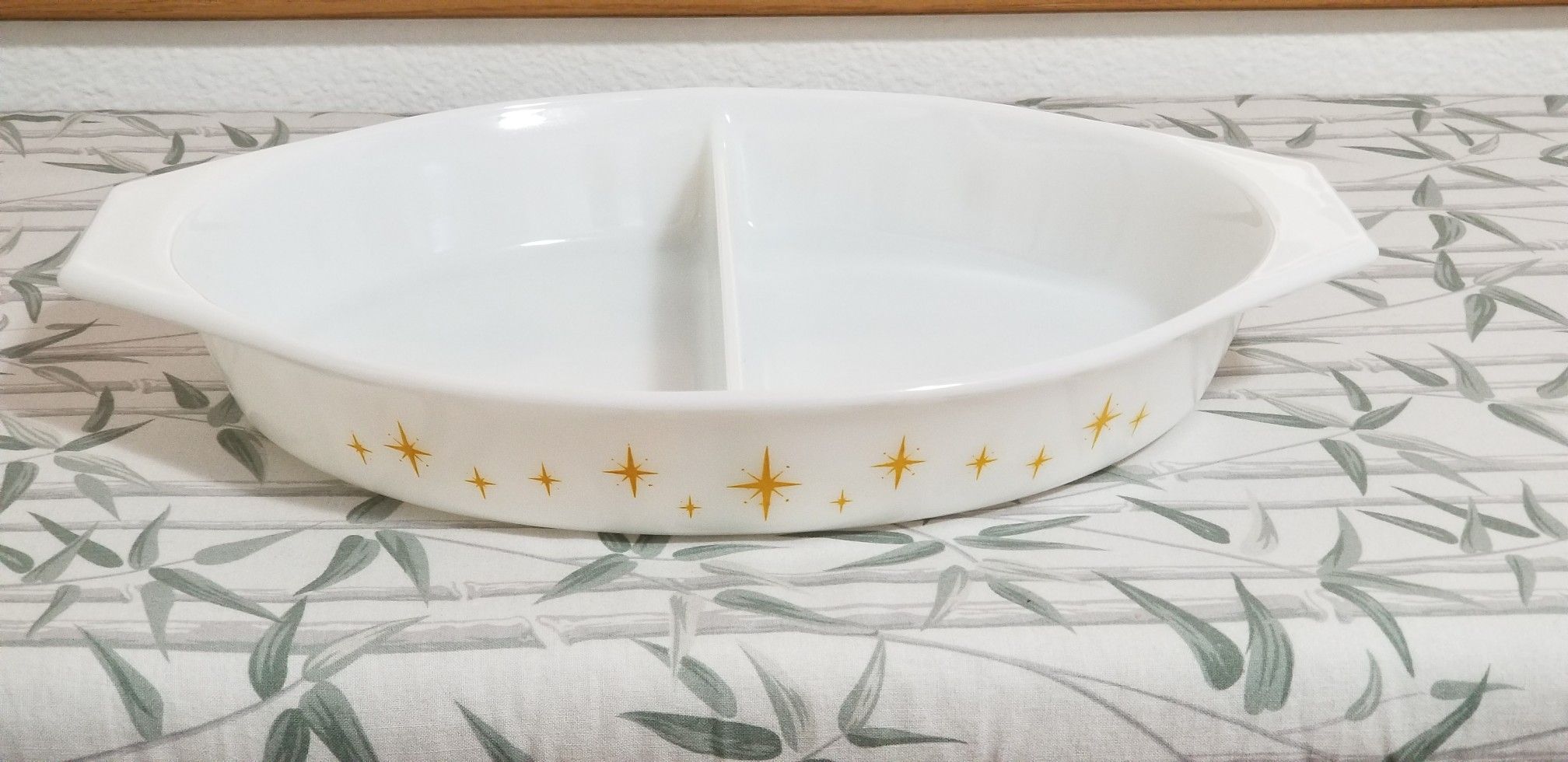 Pyrex Constellation divided dish