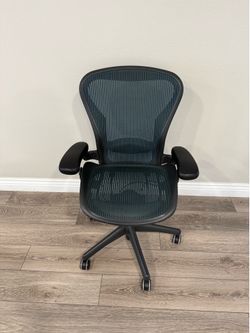 Herman Miller Aeron Chair – Size B