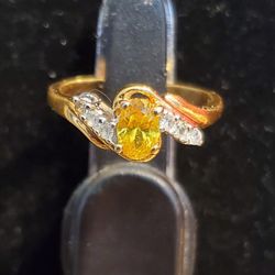 Ring Yellow Oval Center Stone & 6 Side Diamond-like Stones. Ladies Size 7. Pre-owned. Excellent.