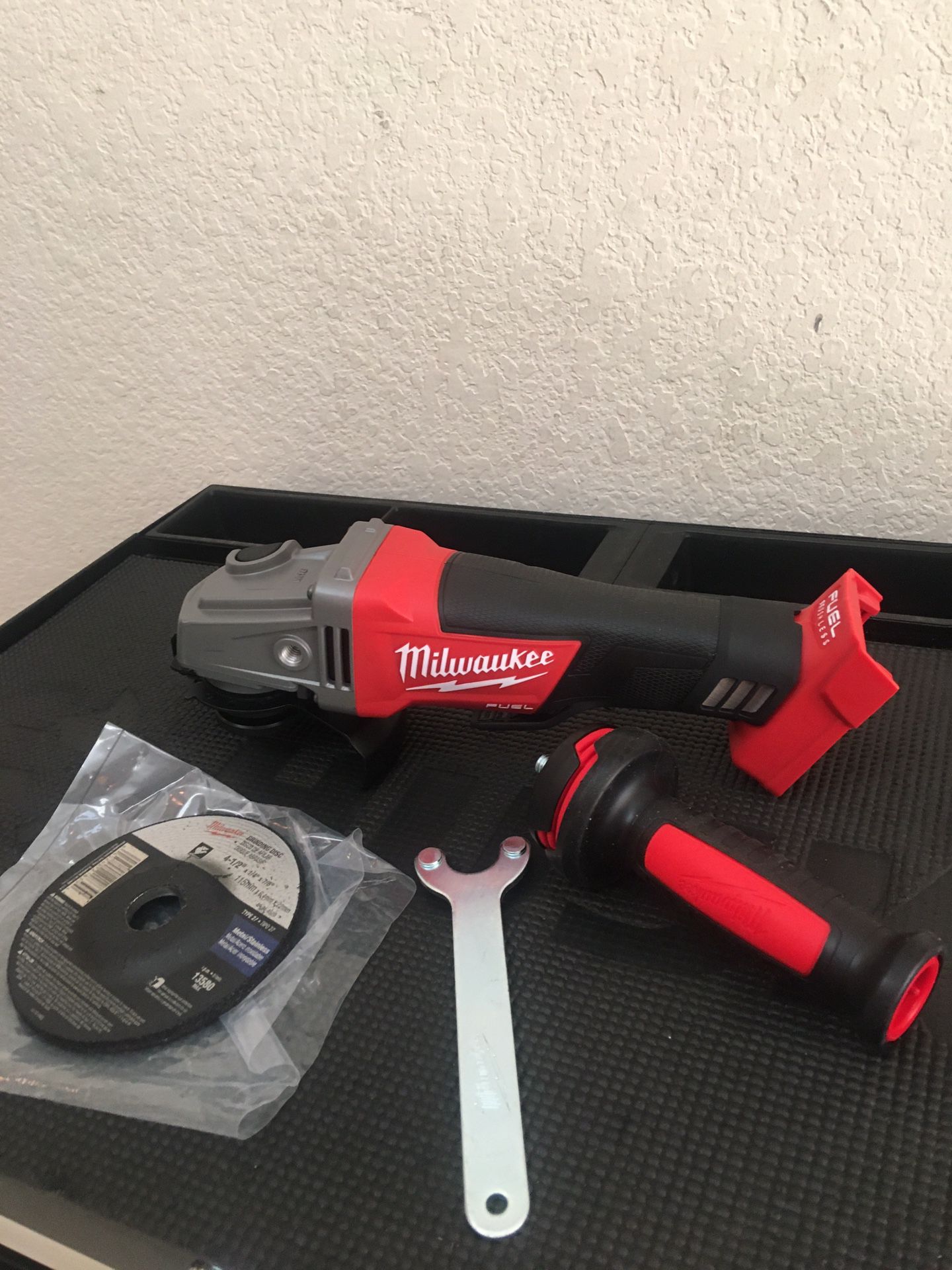 NEW MILWAUKEE M18 FUEL BRUSHLESS 4-1/2” GRINDER WITH PADDLE SWITCH