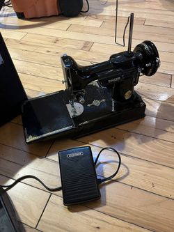 Singer Feather weight