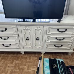 Dresser And Mirror.  FREE